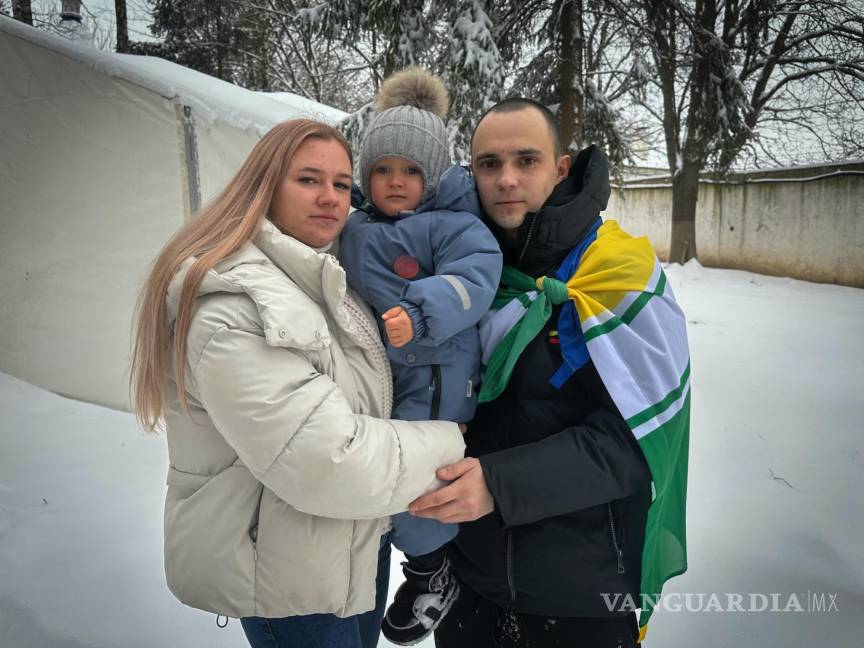 $!Kateryna Dmytryk y su esposo Artem Dmytryk sostienen en brazos a su hijo, Timur, tras la liberación de Artem como parte de un intercambio de prisioneros.