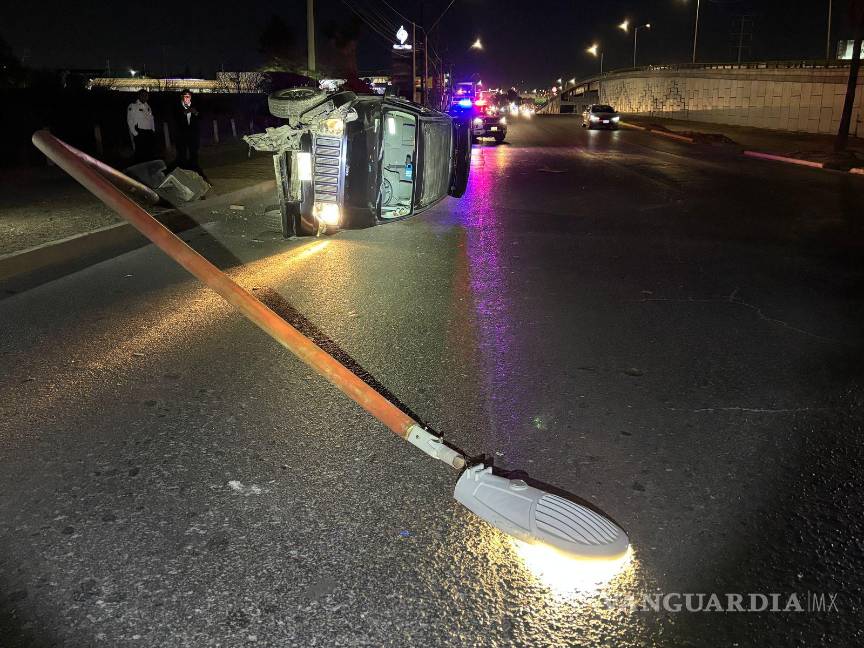 $!Tras el choque, el poste quedó derribado y la camioneta terminó sobre su costado izquierdo.