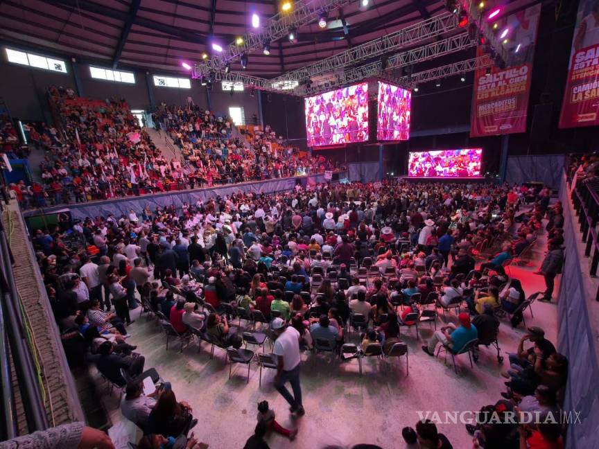 $!El diputado local de Morena, Alberto Hurtado, presentó su segundo informe de actividades ante un auditorio lleno en Saltillo.