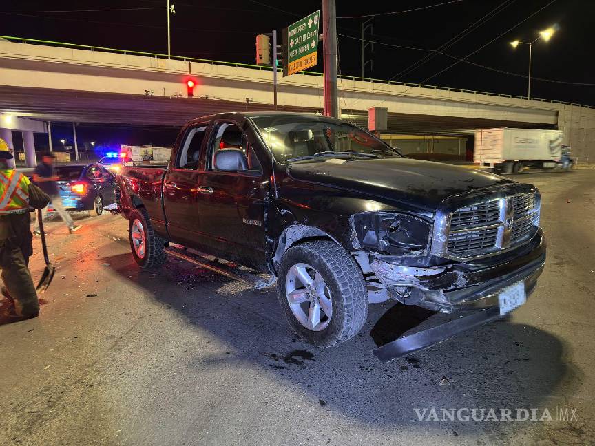 $!El choque ocurrió cuando el conductor del Aveo se pasó un semáforo en rojo e invadió el paso de una camioneta.