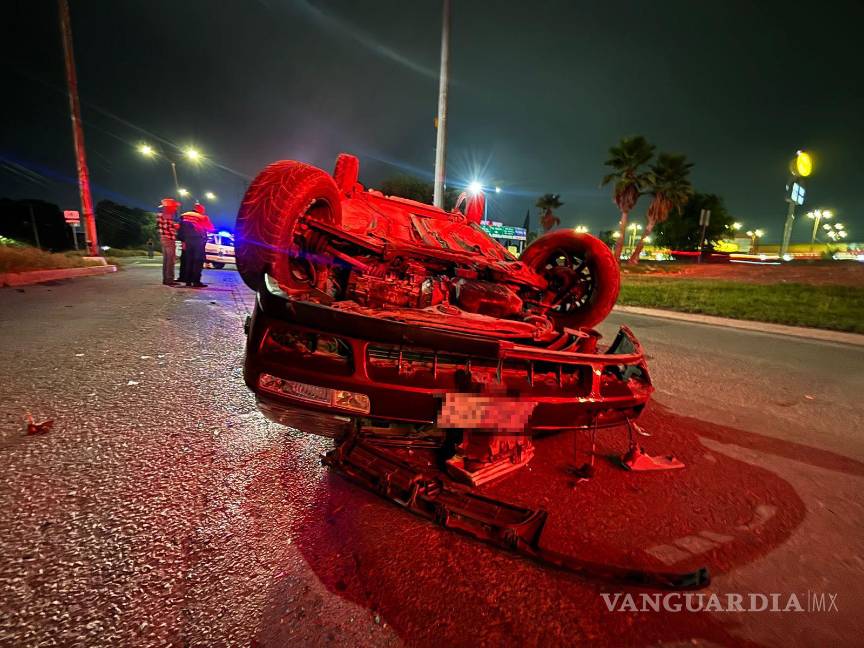 $!Testigos alertaron al 911 luego de presenciar la aparatosa volcadura.