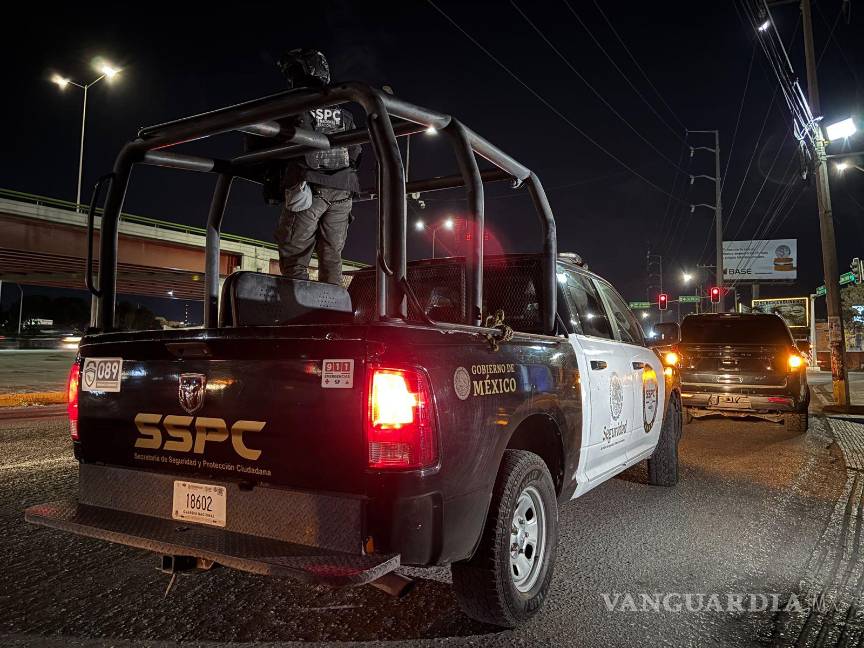 $!Cuatro patrullas federales escoltaron al detenido desde Saltillo hasta su entrega ante las autoridades.