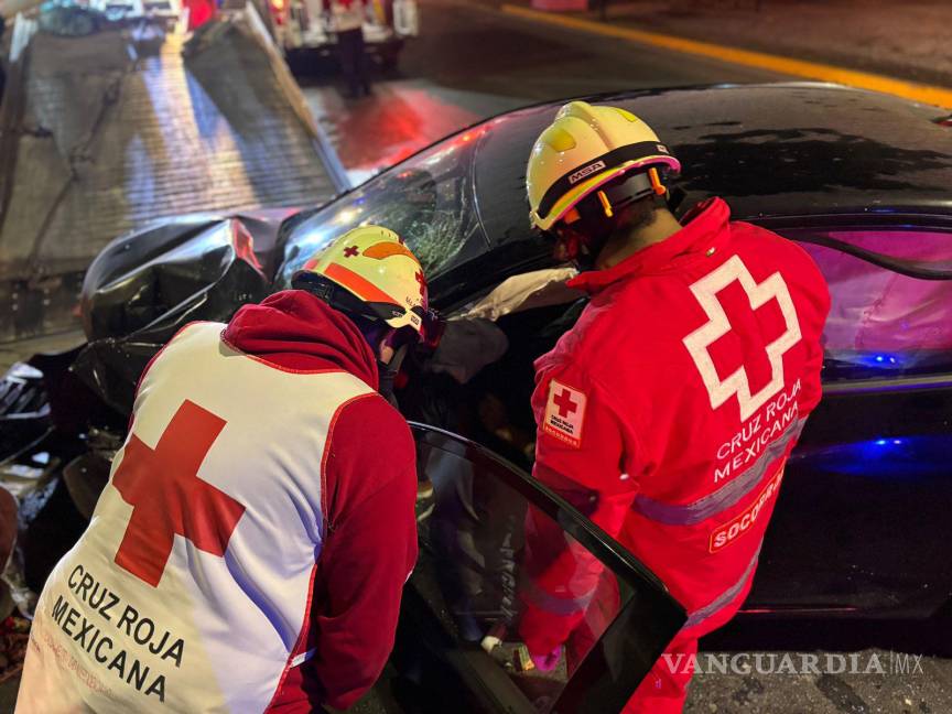 $!Paramédicos de la Cruz Roja trabajaron rápidamente para sacar al conductor y trasladarlo a un hospital.