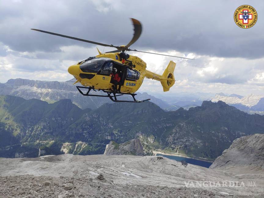 $!Helicóptero de rescate utilizado en el glaciar de los Alpes italianos cerca de Trento, donde se desprendió un gran trozo de hielo que mató al menos a seis personas.