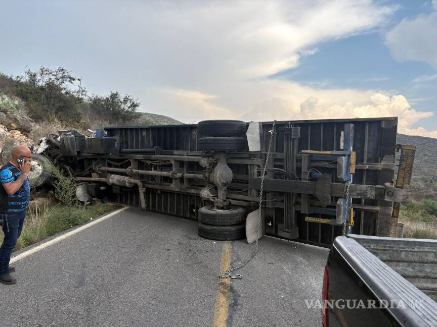 Vuelca tractocamión de Grúas San José en la carretera Saltillo–Monclova