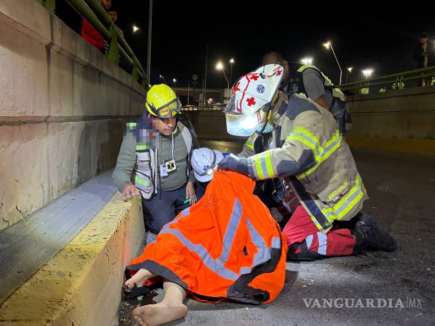 $!Jaqueline, la joven embarazada, quedó tendida sobre el pavimento tras el accidente.