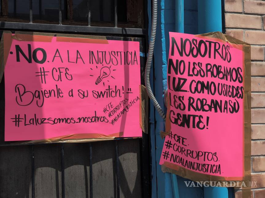 $!Pancartas colocadas afuera de “Delicias de mi General” exigen justicia y fin a la extorsión de la CFE.