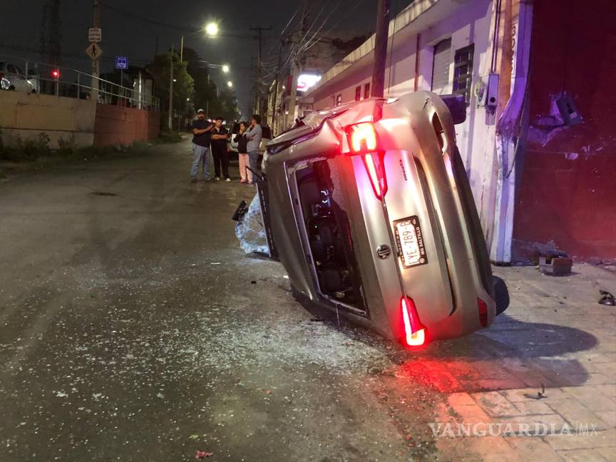 $!El automóvil siniestrado fue remolcado al corralón tras el aparatoso accidente.