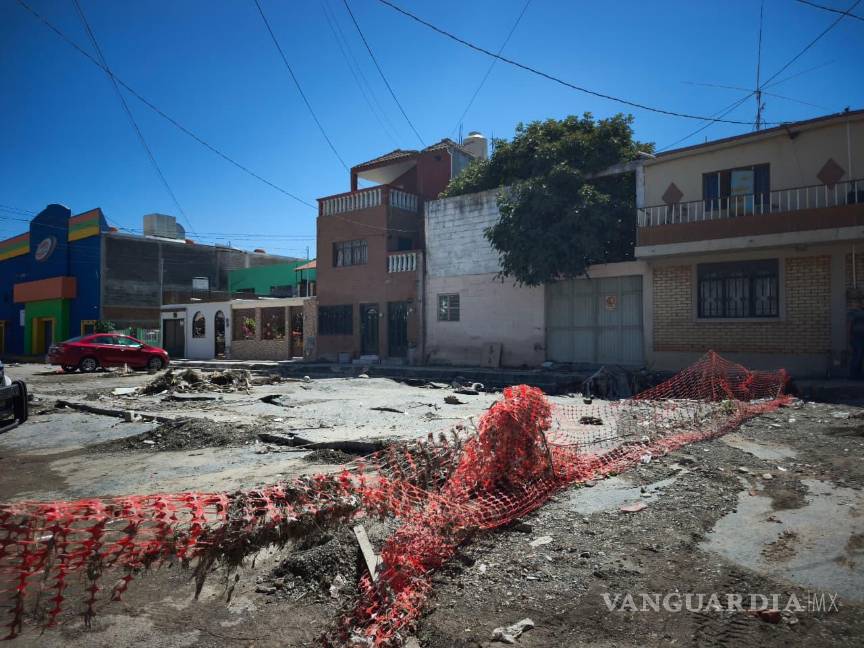 $!Reparaciones mal planeadas o incompletas en banquetas y canales contribuyeron a que el socavón se formara nuevamente en el mismo lugar. | Foto: Homero Sánchez