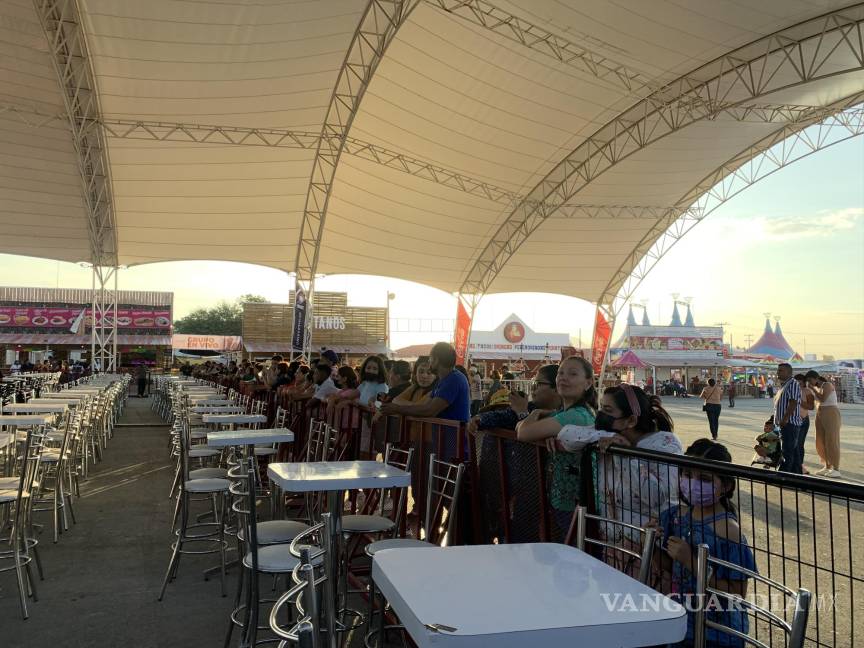 Esperan fans más de 5 horas a Pesado en la Feria de Saltillo