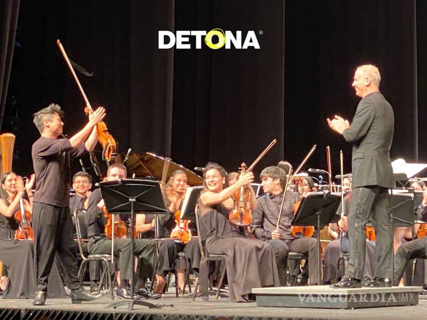 $!Charles Yang, violinista clásico, rockstar y el director de la YOA, Carlos Miguel Prieto.