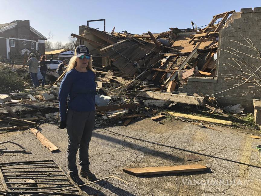 $!Heidi Jenkins, propietaria de Boulevard Salon, habla con un reportero frente a su negocio destruido en Wynne, Arkansas.