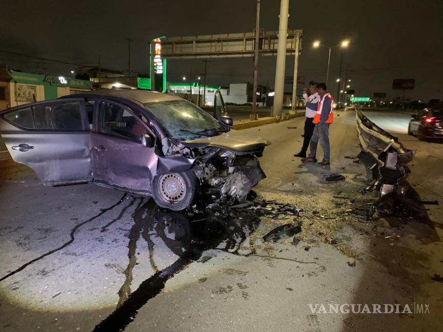 $!Los restos del vehículo quedaron esparcidos sobre la vía tras el impacto.