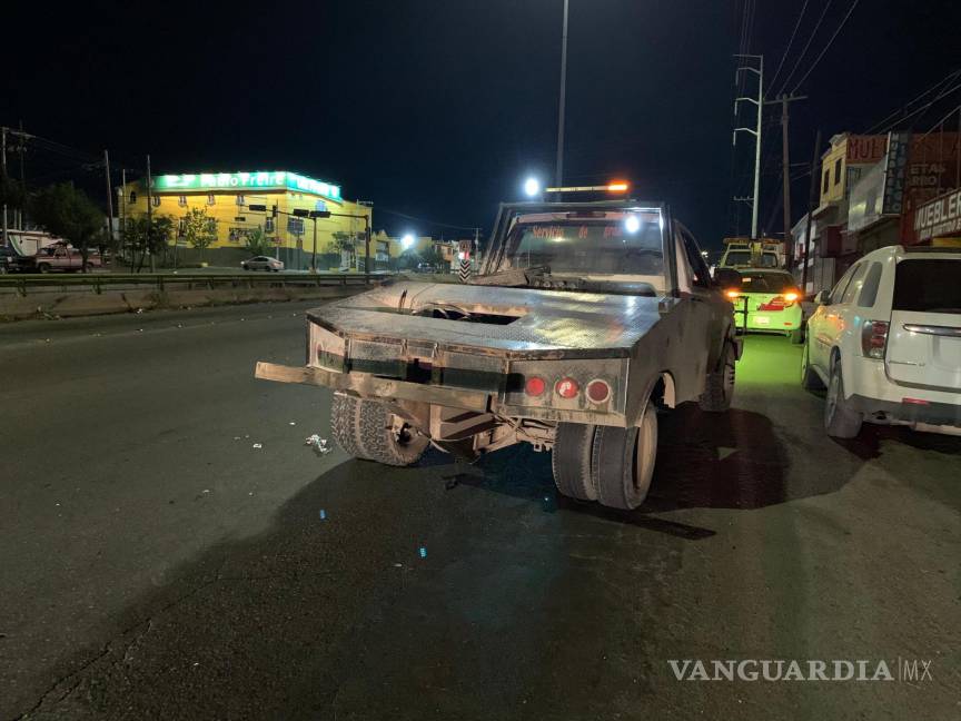 $!La grúa fue alcanzada por el automóvil a alta velocidad, sufriendo daños menores.