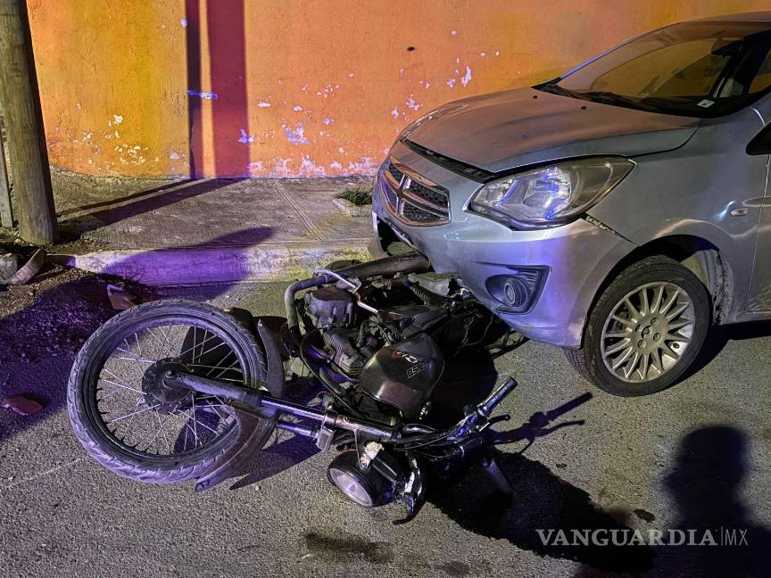 $!El conductor de la motocicleta fue trasladado a un hospital por sus propios medios.