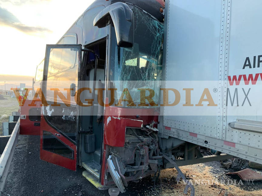 $!Chofer de un autobús de pasajeros ocasiona fuerte accidente en la carretera Saltillo- Monterrey