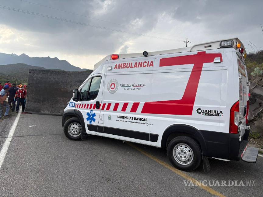 Vuelca tractocamión de Grúas San José en la carretera Saltillo–Monclova