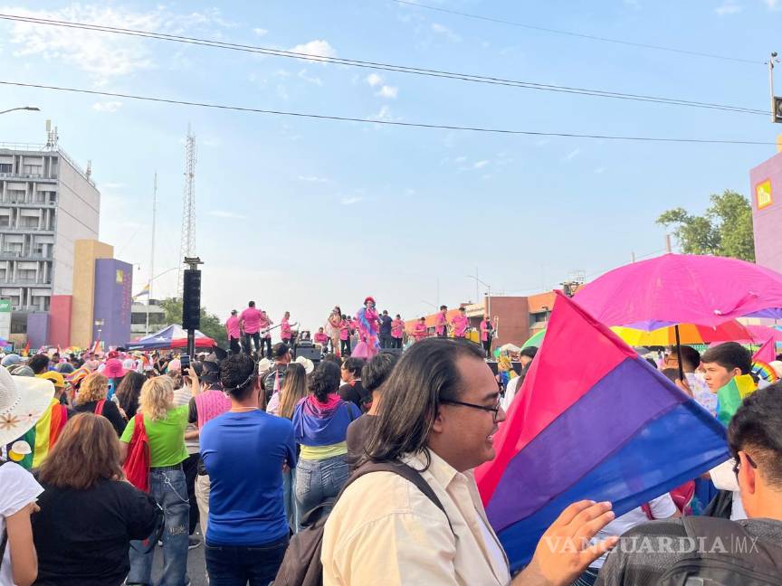 Desafían altas temperaturas en la 23 Marcha del Orgullo Nuevo León