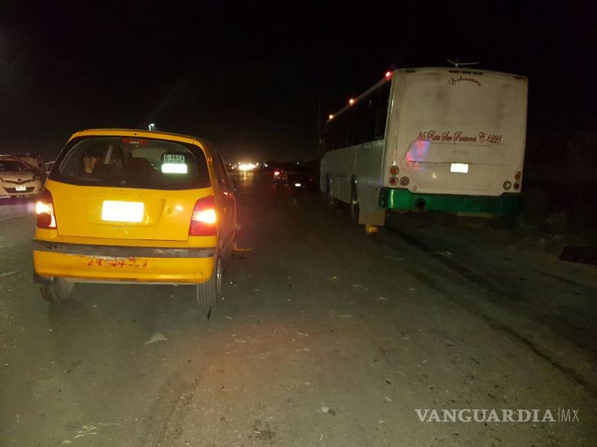 $!Tras chocarlo taxi motociclista de Torreón queda bajo autobús y muere