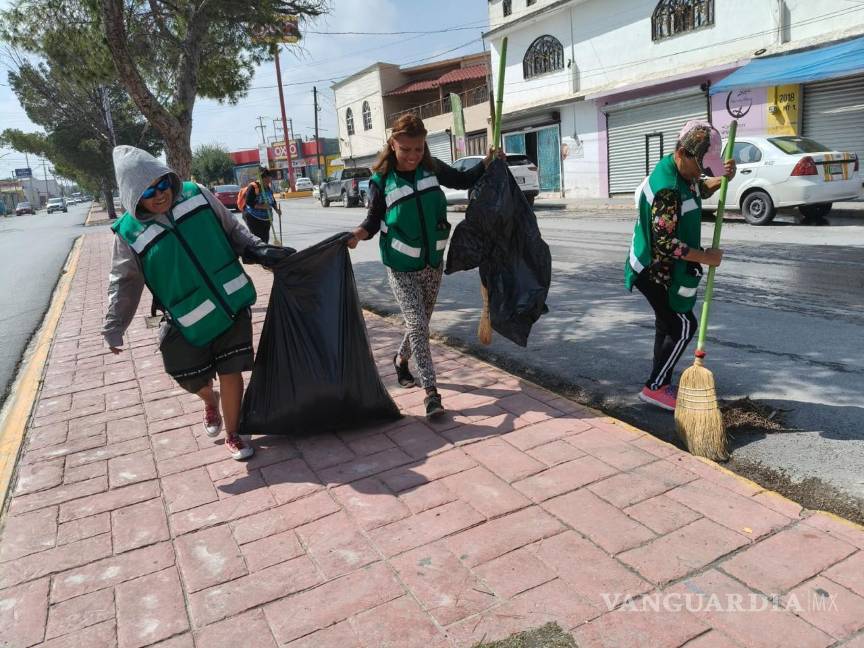 $!El programa Ola Verde brinda empleo digno a mujeres jefas de familia, al tiempo que mejora la calidad de vida en diversas colonias del municipio.
