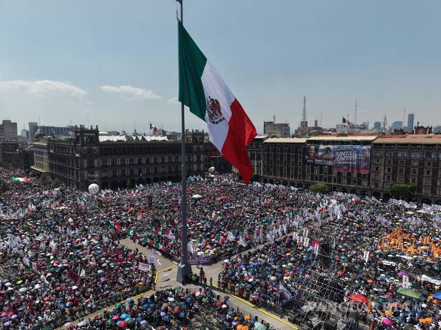 $!Más de 350 mil personas acompañaron a Claudia Sheinbaum en el Zócalo de la CDMX