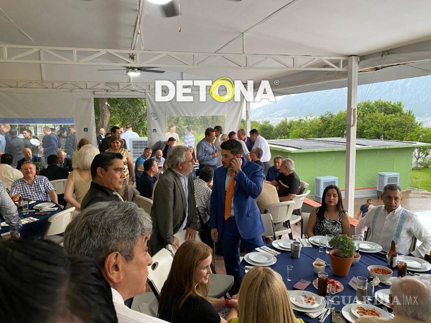 $!En los ratos que soltó el celular, el Tal Samuel se dio cuenta del arrastre de unos y del arrastramiento de otros.