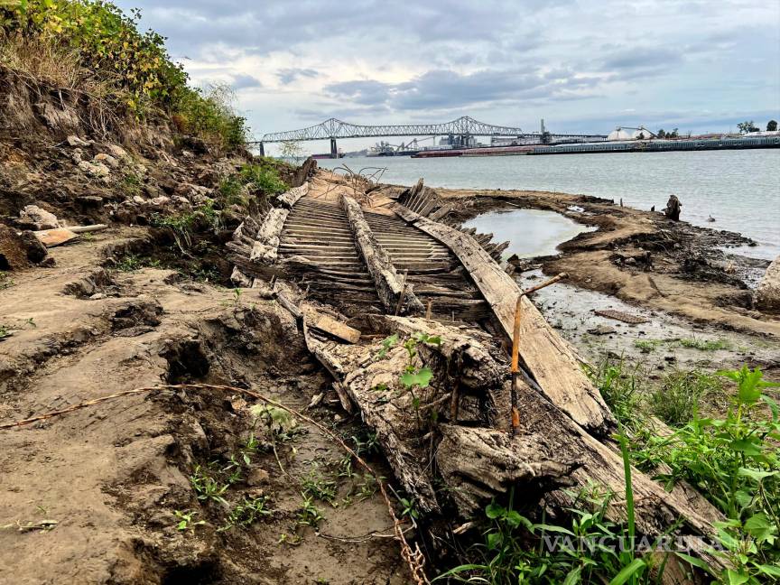 $!Los restos de un barco yacen a orillas del río Mississippi en Baton Rouge, Luisiana.