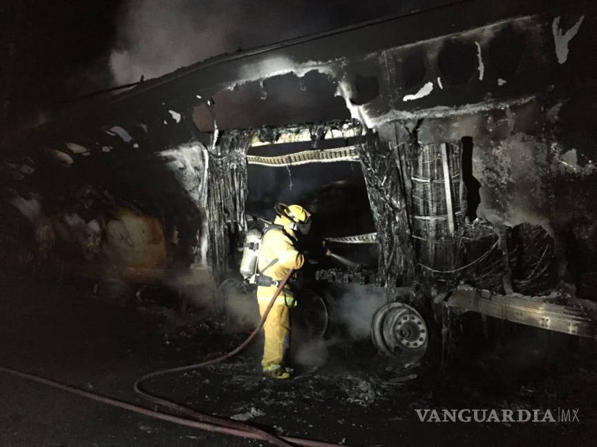 $!Acaban en cenizas dos tráileres de Lala tras fuerte impacto sobre la autopista a Torreón