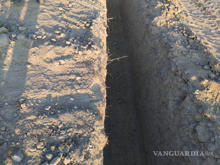 $!Zanjas de dos metros bloquean accesos directos de campesinos a la autopista.