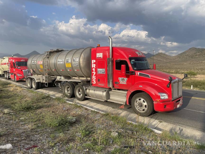 Tanque de diésel de tráiler se desprende y vuelca en la carretera Saltillo-Zacatecas