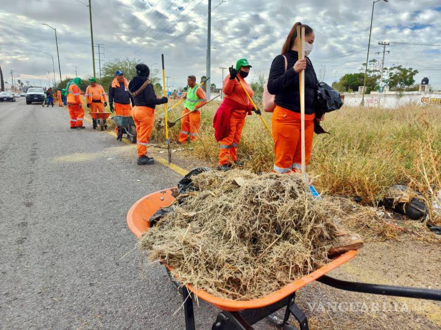 $!Participantes trabajan en equipo para mejorar el entorno de la colonia.