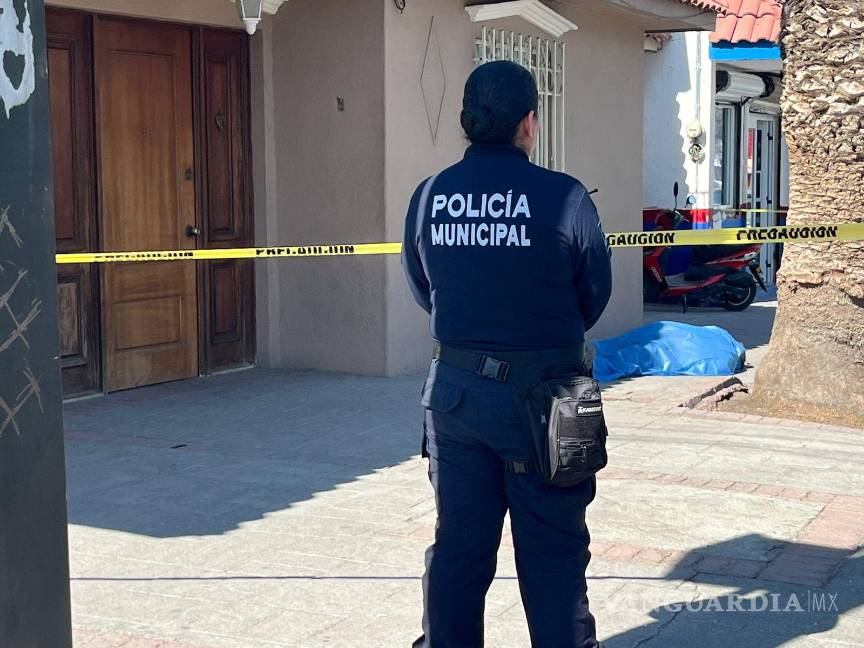 Hombre iba a consulta médica; muerte lo sorprende al bajarse de auto, en Ramos Arizpe