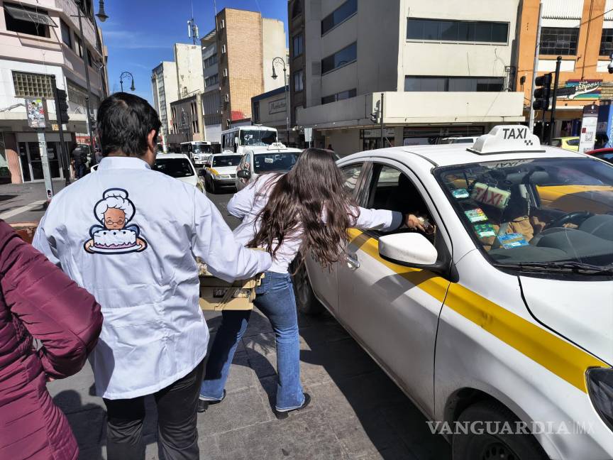 $!Las calles de Saltillo fueron testigos de una ola de alegría, gracias al obsequio de cupcakes por parte de Pastelería La Salle, en agradecimiento por su apoyo durante 37 años.