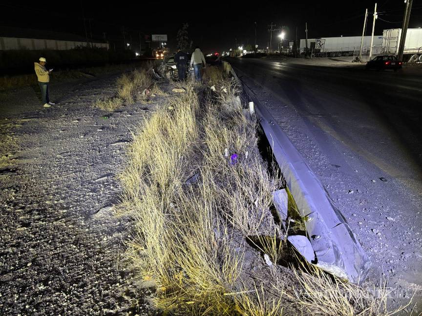 $!Policías estatales atendieron el accidente en el libramiento Óscar Flores Tapia; el auto fue trasladado a un corralón.