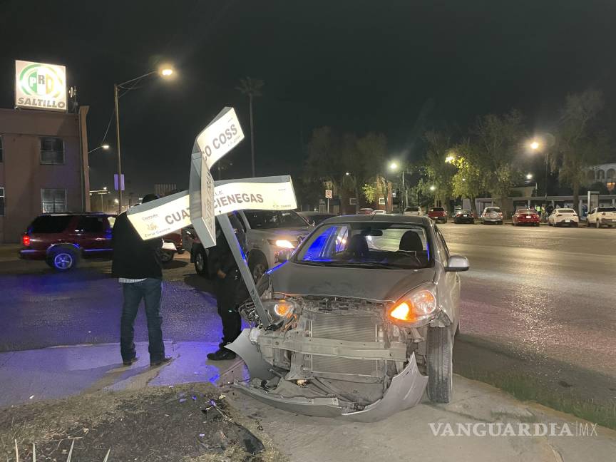 Choca y culpa a otro vehículo, en Saltillo