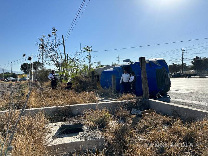 Tráiler vuelca por exceso de carga y derrama 20 toneladas de alimento para gallo en Saltillo
