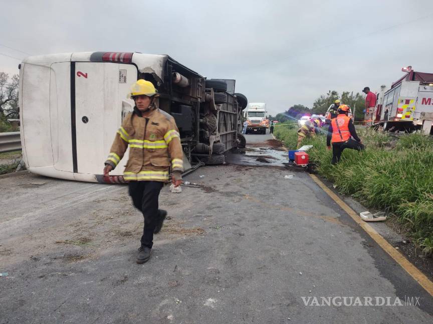Un saldo de 11 fallecidos y 22 lesionados deja volcadura de autobús en Nuevo León