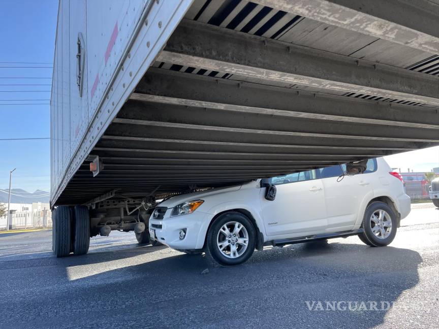 Sobrevive de milagro; se mete abajo de tráiler en el Libramiento OFT