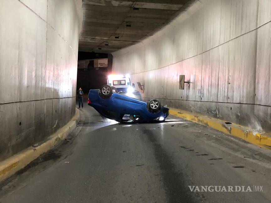 $!La grúa de plataforma remolcó el Chevrolet Sonic volcado al corralón para despejar la zona y normalizar el tráfico.