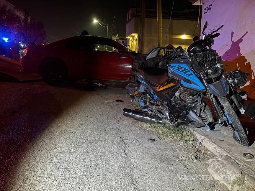 $!La motocicleta quedó a un costado de la vialidad, con severos daños en su estructura.