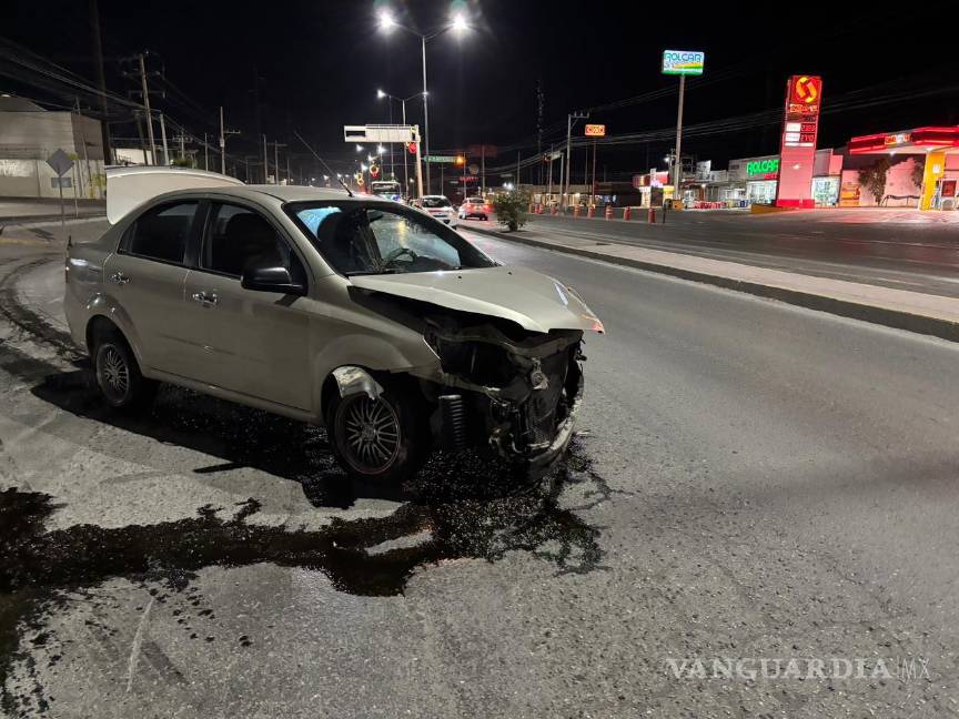 $!El Chevrolet Aveo derrapó más de 100 metros tras el choque, hasta quedar detenido en los carriles centrales del Periférico.