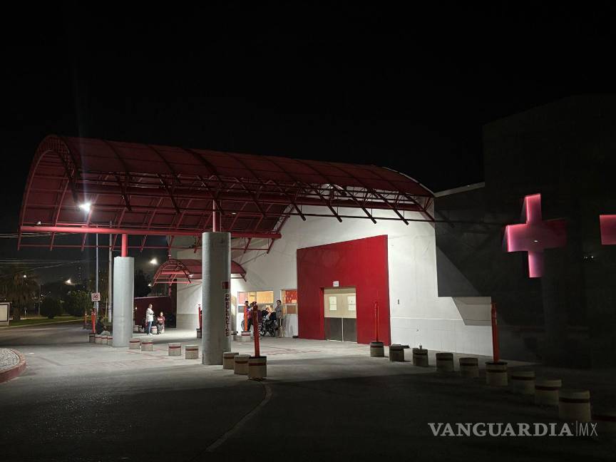 $!La mujer fue trasladada por paramédicos tras presentar golpes visibles en el rostro.