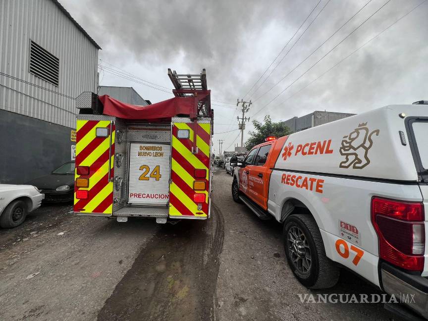 Moviliza incendio en recicladora en Escobedo, Nuevo León