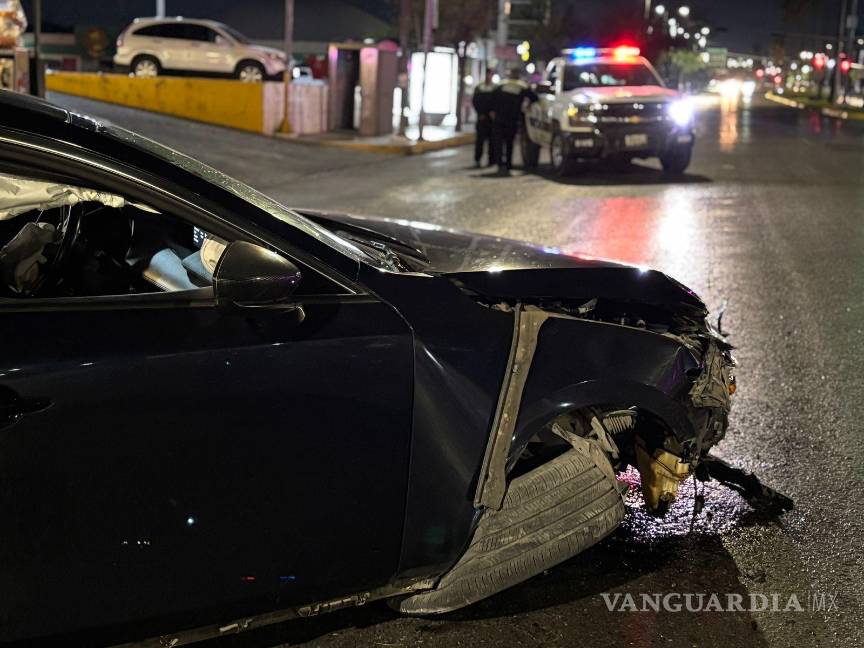 $!Elementos de Tránsito y municipales acudieron al lugar para asegurar la zona y atender el accidente.