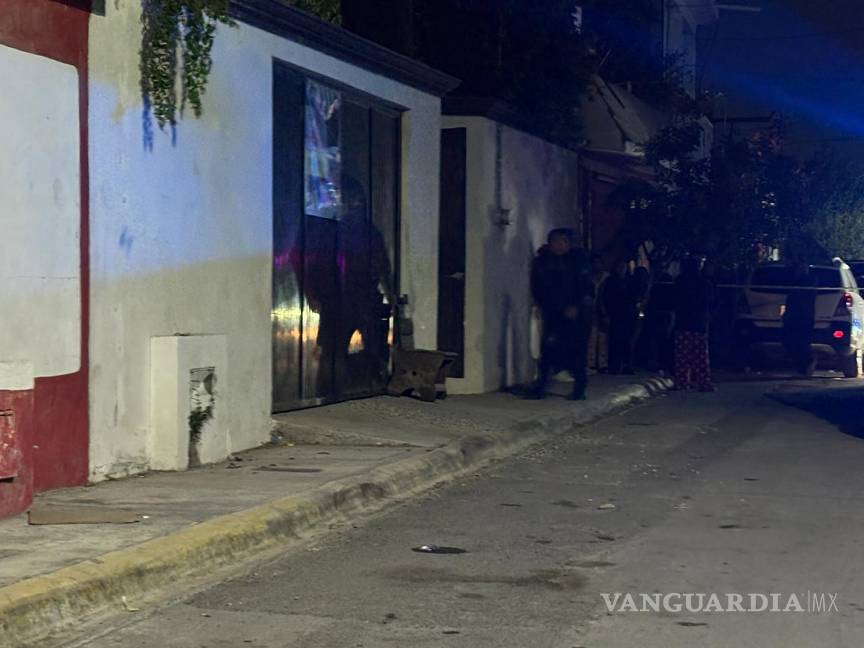 $!Elementos de la Policía Municipal arribaron al domicilio donde ocurrió el incidente para tomar conocimiento del hecho.