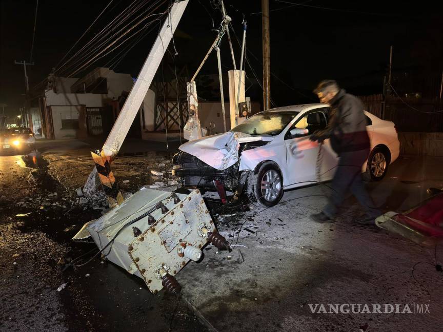 $!El poste de concreto y el transformador derribados dejaron sin energía a varias colonias cercanas.