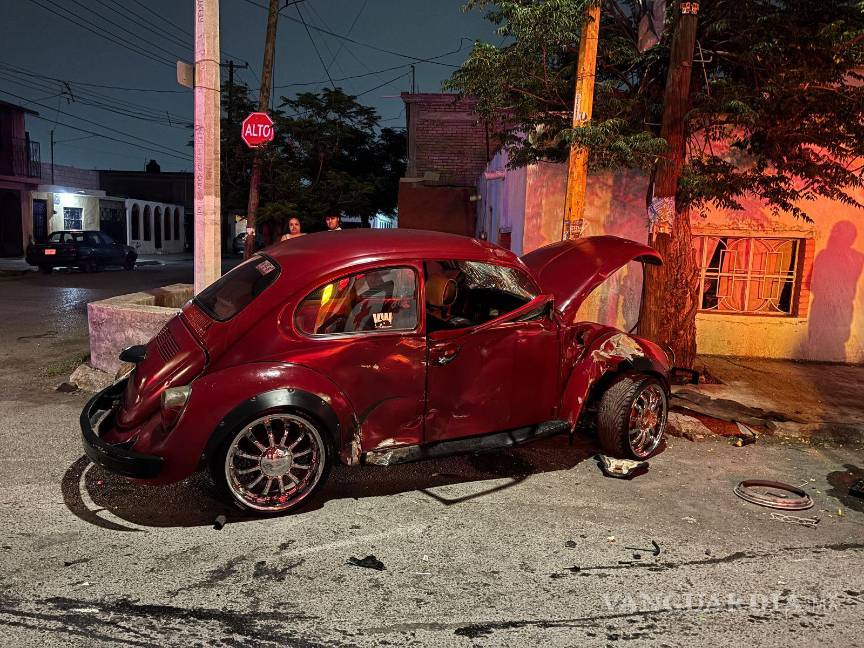 $!El impacto proyectó al automóvil Volkswagen contra una luminaria, dejando al conductor atrapado dentro de la unidad sin posibilidad de salir por sus propios medios.