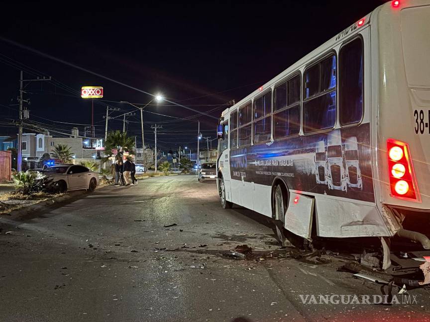 $!La parte trasera del transporte de personal mostró daños visibles tras el fuerte impacto.