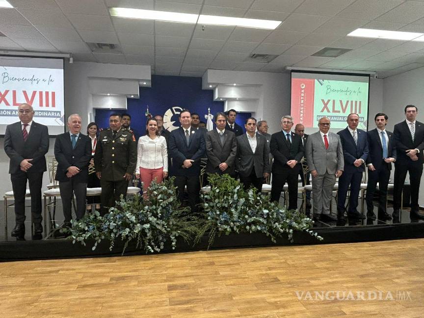 $!Autoridades y representantes empresariales acompañaron la toma de protesta de la nueva mesa directiva.