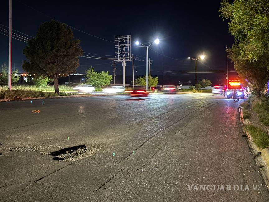 $!Compañeros repartidores exigieron la reparación urgente del pavimento dañado.